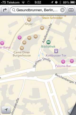 Versatz beim U-Bahnhof. Der ist eigentlich in der Mitte des Kreisverkehrs. Gleisanlagen, auch oberirdische, sind als solche nicht zu erkennen.