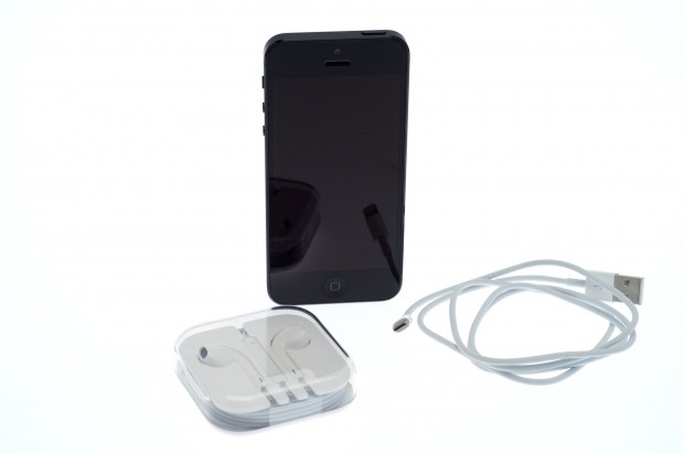 Apple liefert das iPhone 5 mit Lightning-Kabel und neuem Headset.