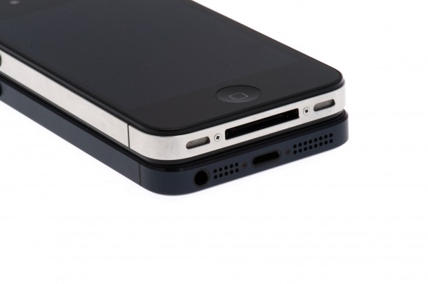 ... sondern nun unten neben dem Mikrofon.