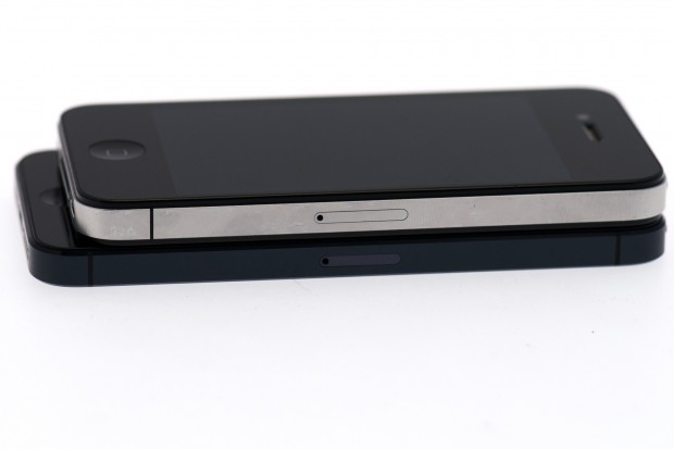 Das iPhone 5 (unten) ist dünner als sein Vorgänger.