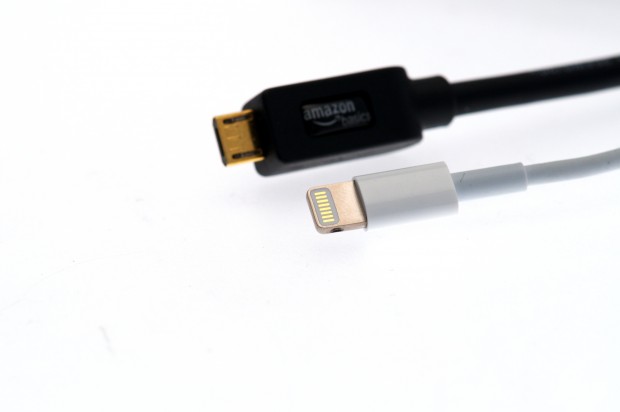 Micro-USB (oben) im Vergleich zu Apples neuem Lightning-Anschluss