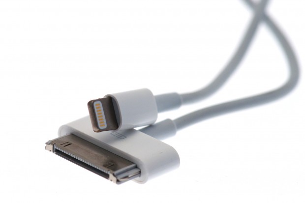 Lightning (oben) im Vergleich zum alten 30-Pin-Dock-Anschluss