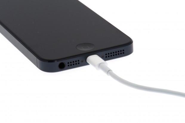 iPhone 5 mit Lightning-Kabel