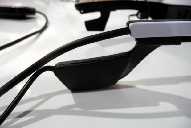 Cinemizer OLED - der Headtracker wird an den Ohrbügel angesteckt. 