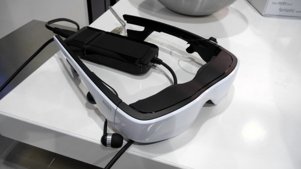 Cinemizer OLED - die Basisversion ohne Headtracker wird seit Ende Juli/Anfang August 2012 für 650 Euro verkauft.