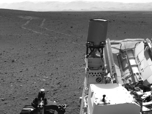 Die Spuren im Marssand sind klar zu erkennen. (Foto: Nasa/JPL-Caltech)