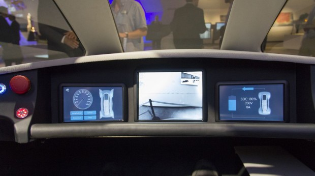 Romos Armaturenbrett - der Fahrer gibt nur die Richtung vor. Der Computer fährt das Auto. (Foto: Werner Pluta/Golem.de)