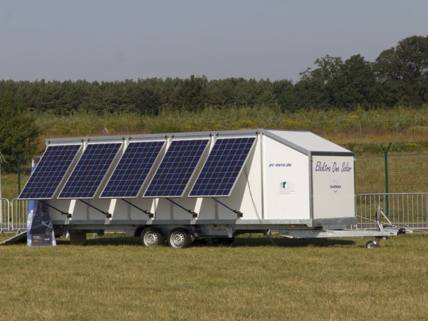 Der Strom kommt aus dem Anhänger... (Foto: Werner Pluta/Golem.de)