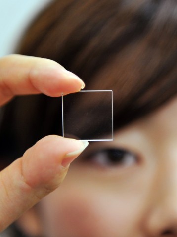 Hitachis Prototyp eines Quarzglas-Datenspeichers zur Langzeitarchivierung (Bild: Yoshikazu Tsuno/AFP/Getty Images)
