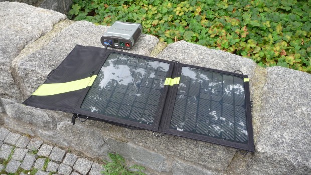 Goal Zero Sherpa 50 - mit Nomad 13 Solar Panel außerhalb der Ifa-Halle 9 (Bild: ck)