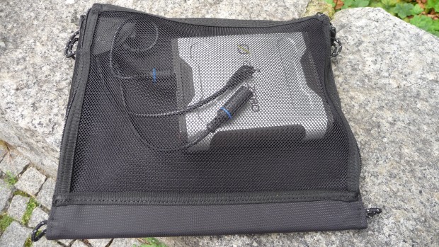 Goal Zero Sherpa 50 - auf der Rückseite des Solarpanels verstaut (Bild: ck)