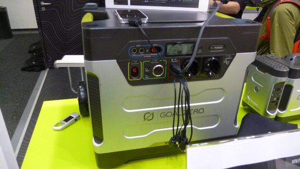 Goal Zero Yeti 1250 - kann auch einen großen Kühlschrank einen Tag mit Energie versorgen, bis der Akku wieder aufgeladen werden muss (Bild: ck)