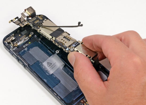 Auf der Leiste daneben befinden sich unter anderem der A6-Prozessor von Apple, der 4G-LTE-Chip von Qualcomm und der von Texas Instruments zugelieferte Prozessor, der den Touchscreen ansteuert.