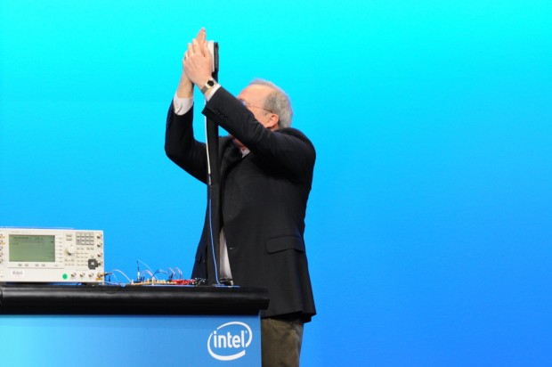 Rattner brauchte zwei Hände, um das Signal zu unterbrechen.