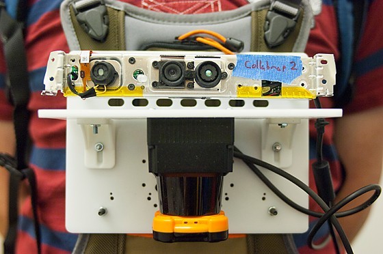 Der Prototyp: Oben ist die Kamera zu erkennen, darunter das Lidar. (Foto: Patrick Gillooly/MIT)