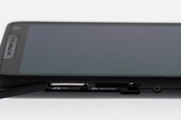 Die Steckplätze für eine Micro-SIM- und Micro-USB-Karte