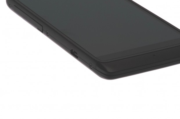 Der Rahmen aus Aluminium ist mit Torx-Schrauben am Gehäuse festgemacht.