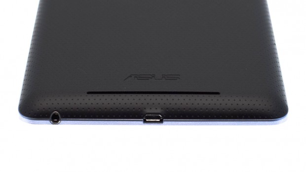 Auf der Rückseite sind die Lautsprecher etwas deplatziert und tönen mehr nach hinten als nach vorne.