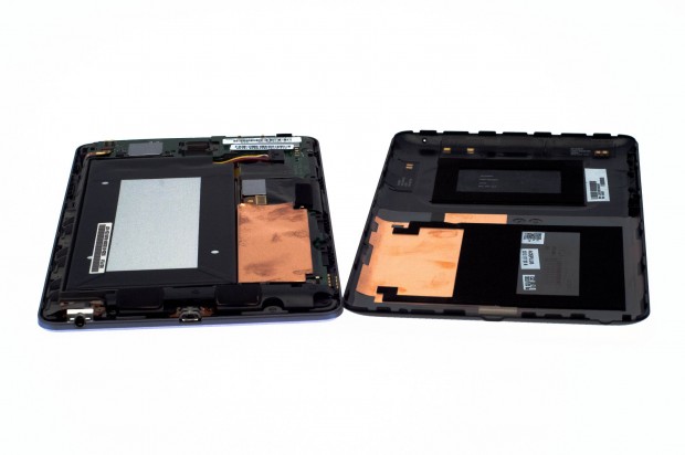 Die Rückseite lässt sich leicht mit dem Fingernagel entfernen.