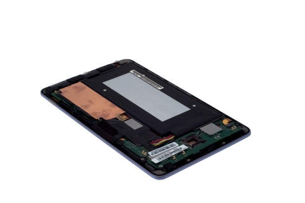 Der Akku ist lediglich mit einem Stecker verbunden, lässt sich also leicht austauschen.