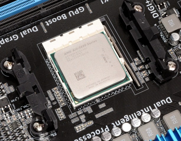 Der A10-5800K im Asus-Mainboard A85-M Pro (Foto: Nico Ernst)