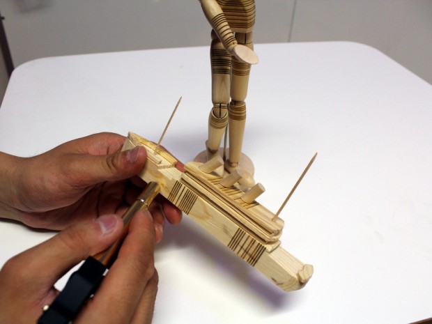 Gravur für einen akustischen Barcode auf Holz (Bild: Chris Harrison)