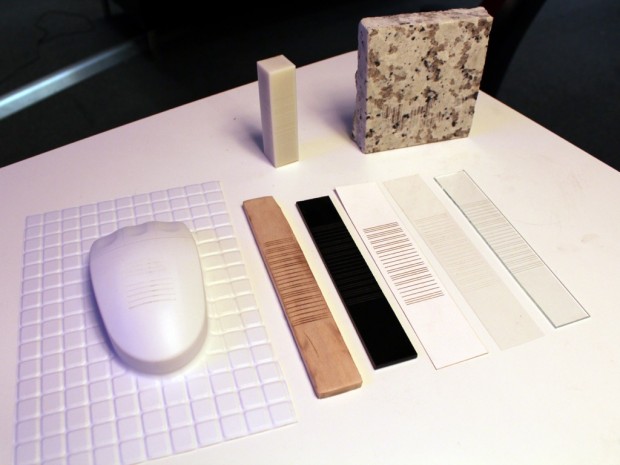 Akustischen Barcodes auf verschiedenen Materialien  (Bild: Chris Harrison)