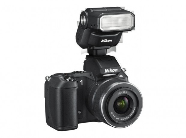 Nikon 1 V2 mit externem Blitz (Bild: Nikon)