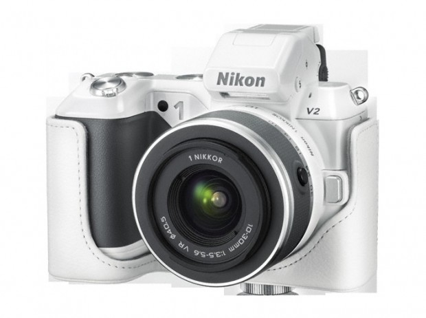 Nikon 1 V2 mit Zusatztasche (Bild: Nikon)