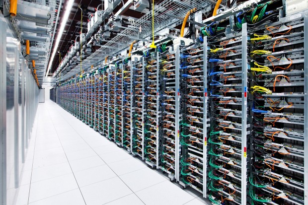 Jedes Server-Rack verfügt über vier Switches, die durch verschiedenfarbige Kabel angeschlossen sind. In allen Rechenzentren kommen dieselben Farben zum Einsatz, was die Orientierung vereinfacht. (Bild: Connie Zhou/Google)