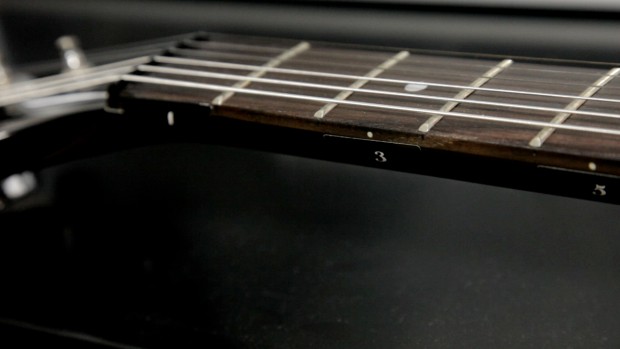 Die Aufkleber für den Gitarrenhals liegen Rocksmith bei.