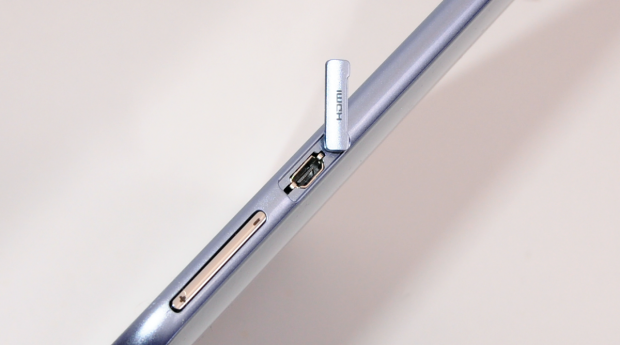 Alle Ports, hier HDMI, sind durch kleine Klappen gesichert (Fotos: Nico Ernst)