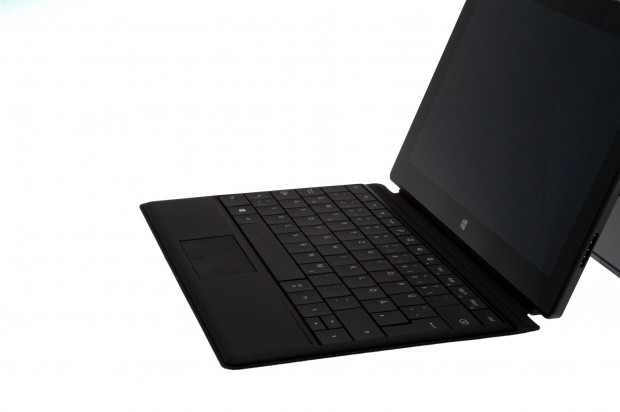 Surface mit St&auml;nder und Type Cover (Bild: Nina Sebayang/Golem.de)