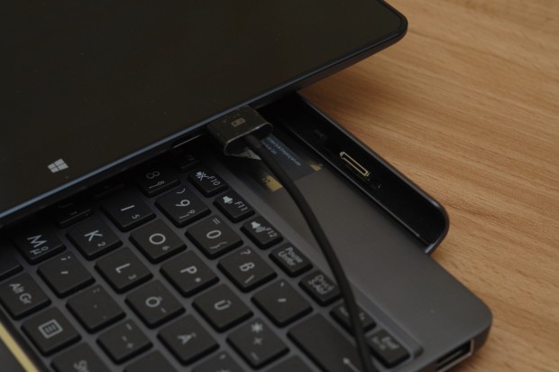 Am Tablet selbst ist nur der Dock-Anschluss, für den es ein USB-Stromkabel gibt.
