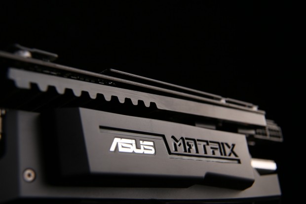 ROG Matrix HD 7970 GHz Edition - hinter dem Matrix-Logo stecken die LEDs zur Anzeige der GPU-Auslastung   (Bild: Asus)