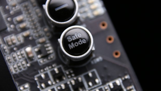 ROG Matrix HD 7970 GHz Edition - der Safe Mode-Knopf setzt die Karte auf stabile Werte zurück   (Bild: Asus)