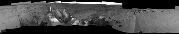 360-Grad-Panorama der Region Rocknest, wo Curiosity die Probe genommen hat. Die Einzelaufnahmen wurden mit der Navigationskamera aufgenommen. (Foto: Nasa/JPL-Caltech)