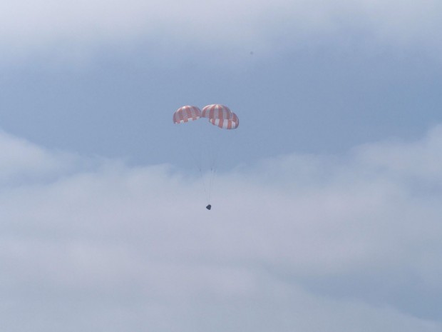 An Fallschirmen gleitet die Dragon am 28. Oktober 2012 zur Erde zurück. (Foto: SpaceX)