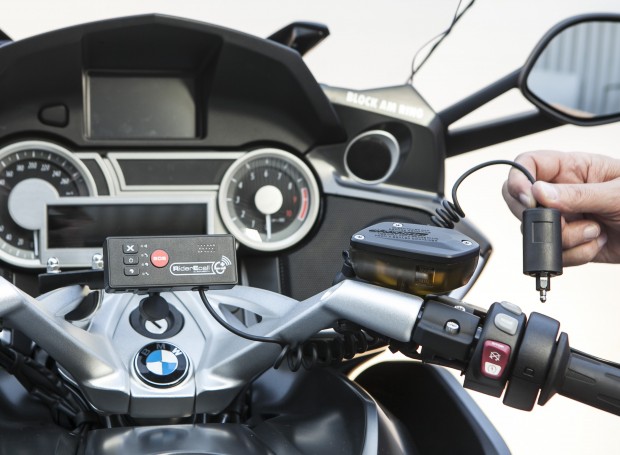 Der andere Sensor befindet sich am Lenkrad des Motorrads.  (Quelle: Schuberth.com)