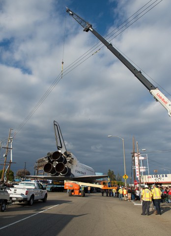 Endeavour wird ihr Ziel, das California Science Center, mit Stunden Verspätung erreichen. (Foto: Nasa)