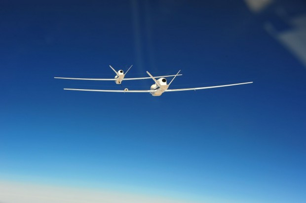Beide UAVs flogen gut 2,5 Stunden in weniger als 30 Metern Entfernung hintereinander her. (Foto: Darpa)