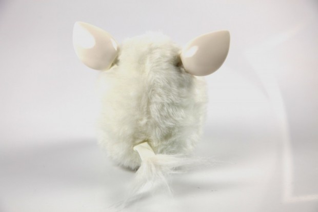 Neuer Furby - wer am Schwanz zieht, bringt Furby zum Schimpfen.