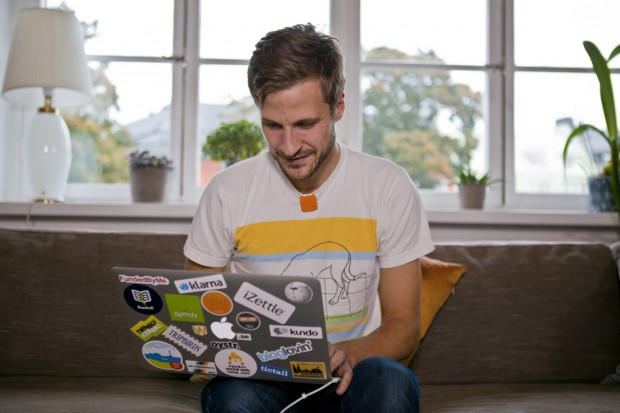 Memoto Lifelogging Camera - hier am Memoto-Sprecher Oskar Kalmaru (Bild: Memoto)