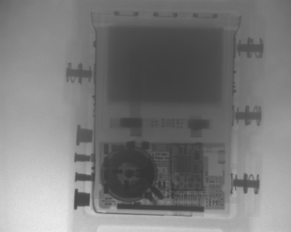 Pebble - Röntgenbild, links unten an der Uhr sind die beiden schiefen Ladekontakte zu sehen. (Bild: Pebble Technology)