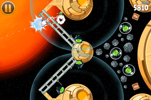 Die Vogelversionen von R2D2 und C3PO jagen Schweine im Weltall - in den Bonuslevels.