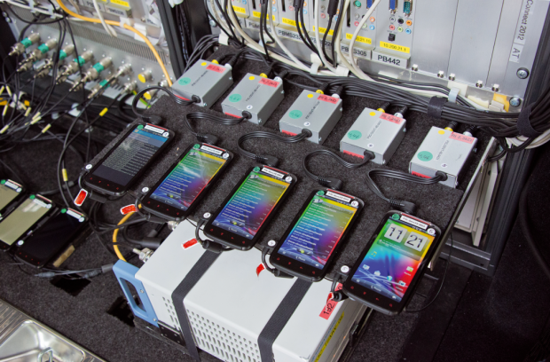 Die Smartphones im Messfahrzeug (Quelle: Connect)