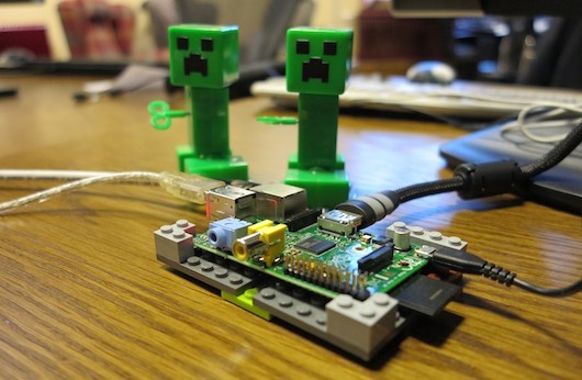 Die Minecraft: Pi Edition soll auf dem Raspberry Pi zum Programmierenlernen animieren. (Foto: Mojang)