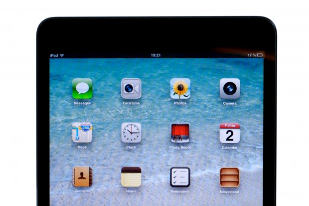 Hier ist gut der schmale Rand des Tablets zu sehen. Eine Grifferkennung verhindert Fehlbedienungen recht zuverlässig.