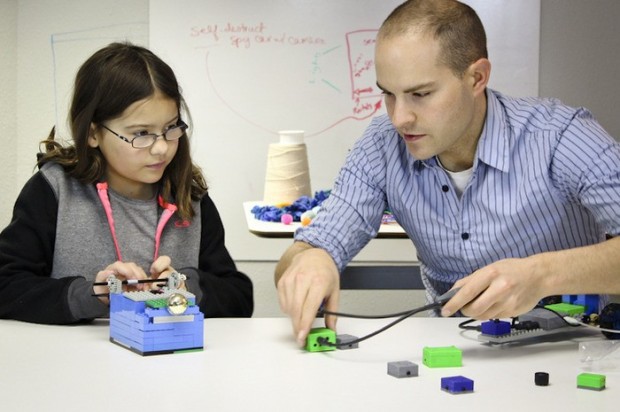 Atoms Express Toys - hier eine Lego-Garage mit Öffnungsmechanismus fürs Garagentor (Bild: Seamless Toy Company)