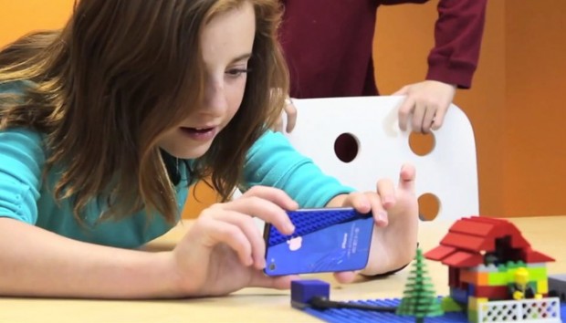 Atoms Express Toys - Blitzlicht bringt Legohaus zum Auseinanderspringen (Bild: Seamless Toy Company)